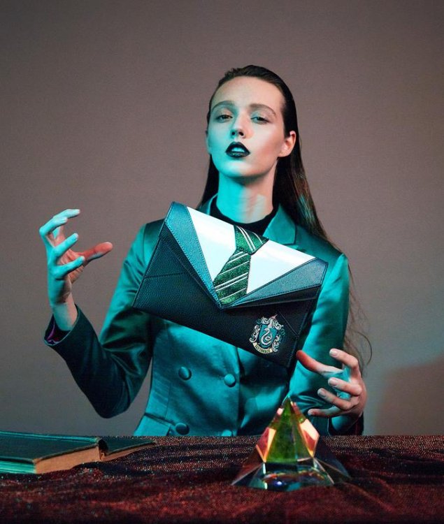 Slytherin-Uniform-Clutch-1_800x800.thumb.jpg.cbf84be08df165b9cf0bdcfc9bc9236e.jpg