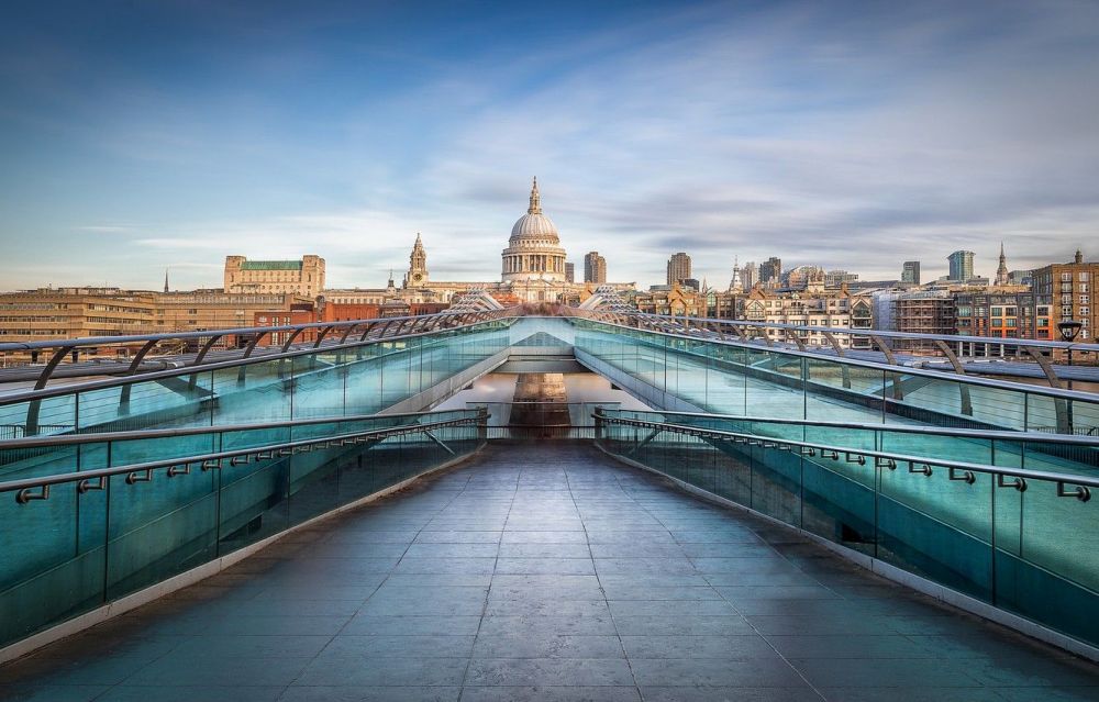 1687108881_MillenniumBridge.thumb.jpg.42db4f7f18702c68ec9188cc9c2b2dc5.jpg