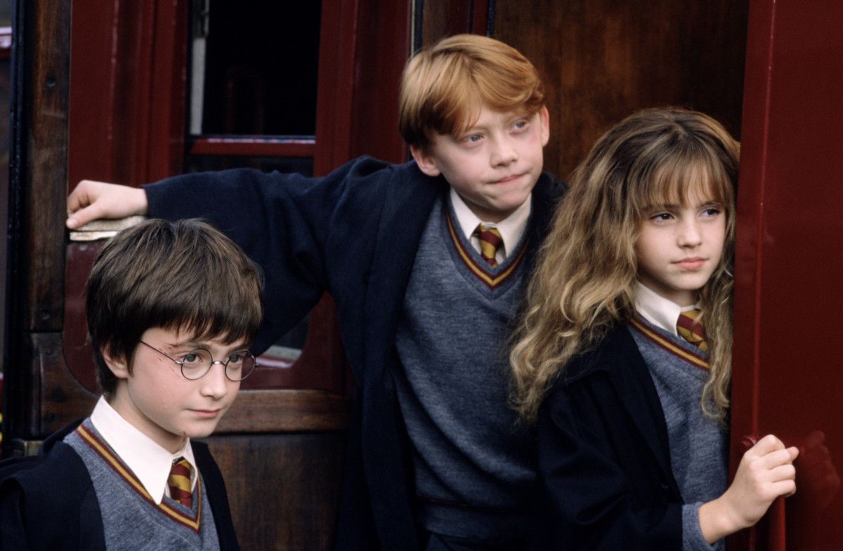 HarryPotter_WB_F1_HarryRonHermioneHogwartsExpress_Still_080615_Land.jpg.b68f67b9a15e4acb44dd28a9672254af.jpg